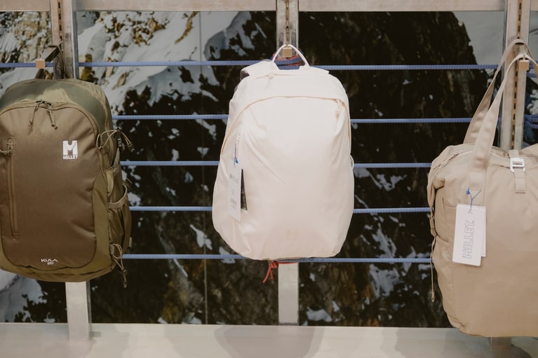 クラシックなティアドロップ型のデイパック。非常に軽いうえ、女性が快適に背負える背面長とフィット感に優れるショルダーハーネスのカーブが特長。インナースリーブやサイドポケット、スマートフォンやカード類が収まるトップのジップポケット、背負ったままアクセスできる背面ポケットまで豊富な収納も便利。「スイウ デイ 18」13,200円。