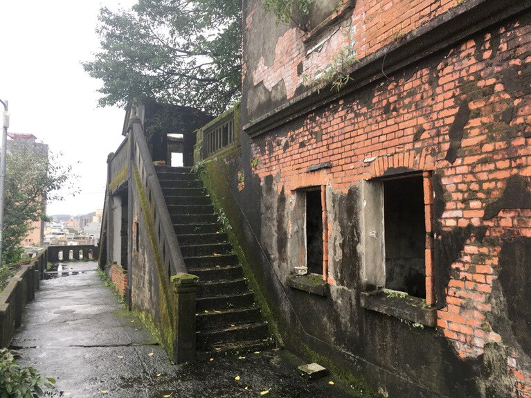 ノスタルジックな赤レンガの外壁と古い建物のコントラストが美しい。