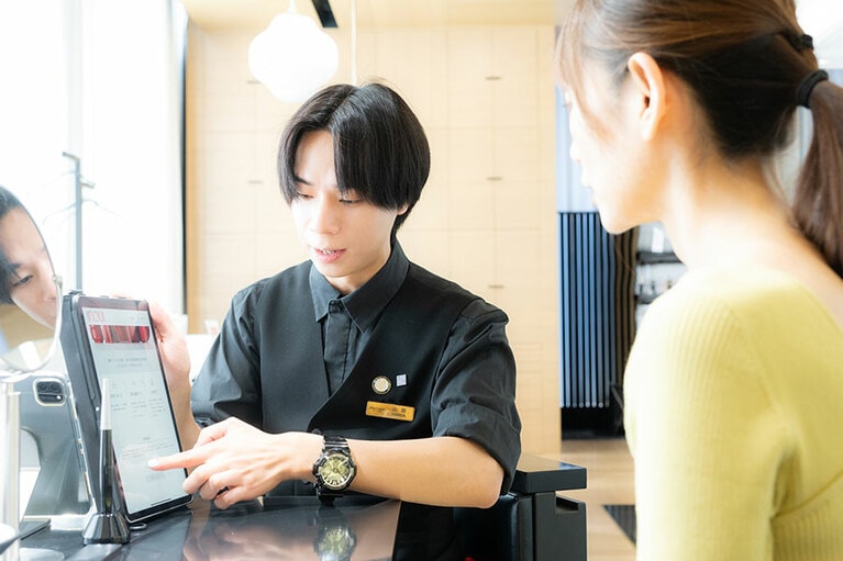 「inoui iD分析」では、タブレットで顔を撮影したり、様々な質問に答えたりする。