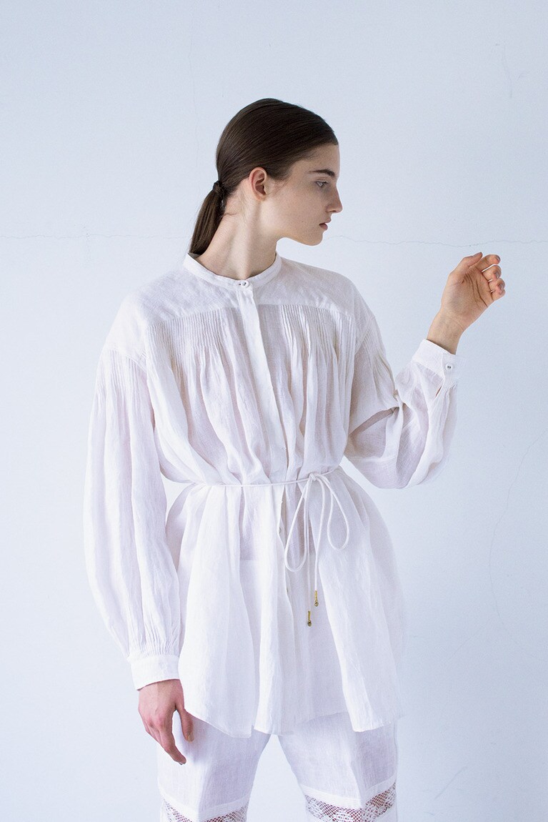 シャツ 32,000円／フィータ