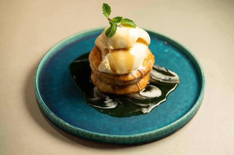 「焼きたてパイ　アラモード」2,200円。メープル、黒蜜、シナモンパウダーから選ぶことができる。ひと口でしあわせの頂へ！