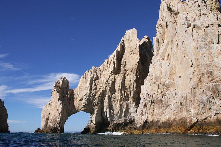 ランズエンドの名所、打ち付ける波で美しく岩が削られた「エルアルコ」。