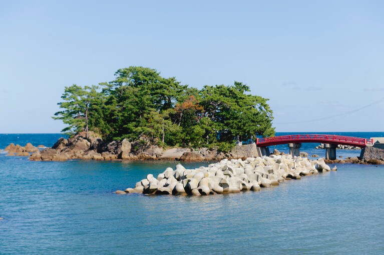 海の紙を祀った津神神社。