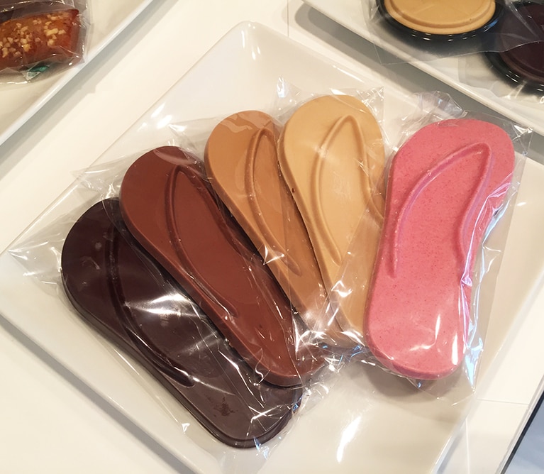 遊び心が感じられて、見ているだけでワクワクしてしまう、ビーチサンダルのチョコレート「クラケット」1枚1,800円。