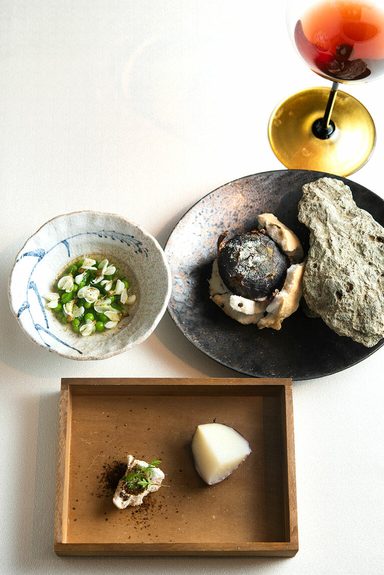 “塩釜／花”。コールラビを塩釜焼きに。アカシアの花とスナップエンドウのつけ合わせと一緒に。ワインは安曇野「ルミリュウ」“ポラリス メルロー”。