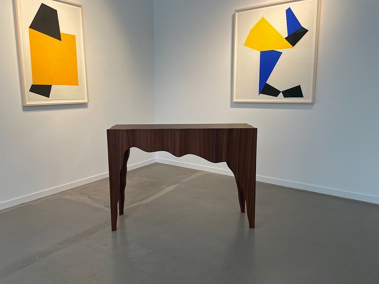 「Stallion」と名づけられたサイドテーブル。小川撮影。