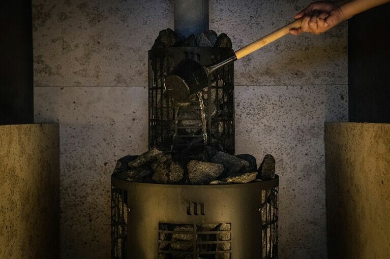 日本でも数台しかないフィンランドのmondex社の薪ストーブを使用。