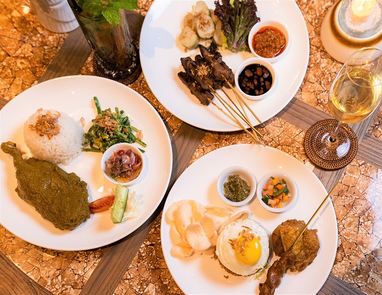 「ベベック (アヒル料理)」をはじめ、伝統的なバリ料理をホテルならではの上質なスタイルで味わえます。