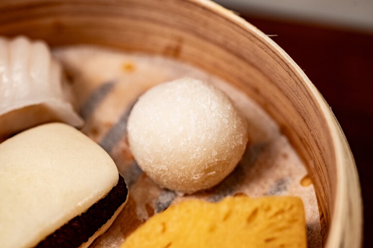 ココナッツ団子もホカホカ。