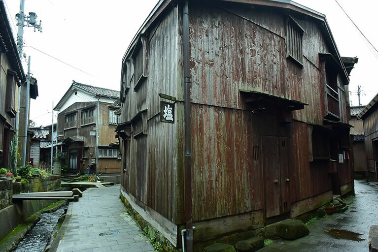 北前船で発展した宿根木。舟板を利用した2階建ての民家が連なっています。