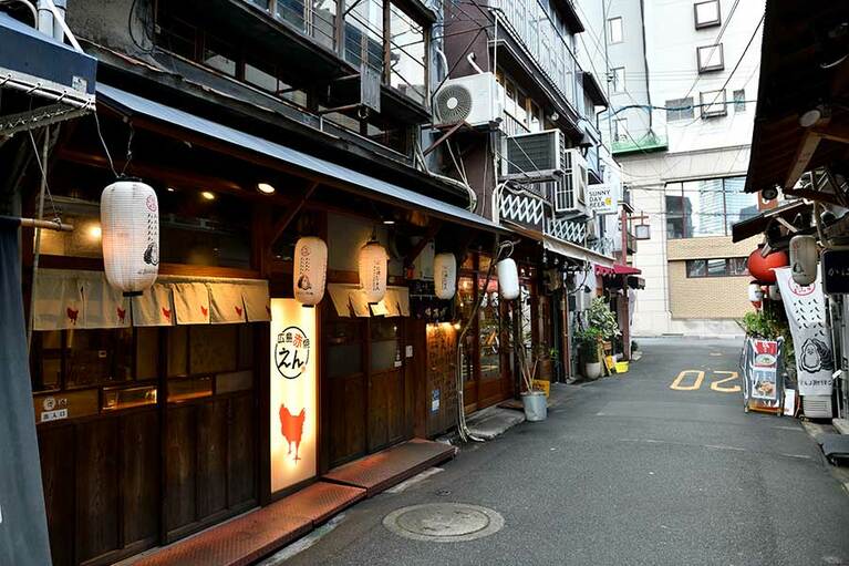 【鉄板・お好み焼き 電光石火】広島駅南口から徒歩すぐ。ずらりと並んだ白い提灯が目印。