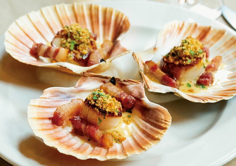 “帆立とベーコン”の前菜£16。モルト・ヴィネガーが決め手。