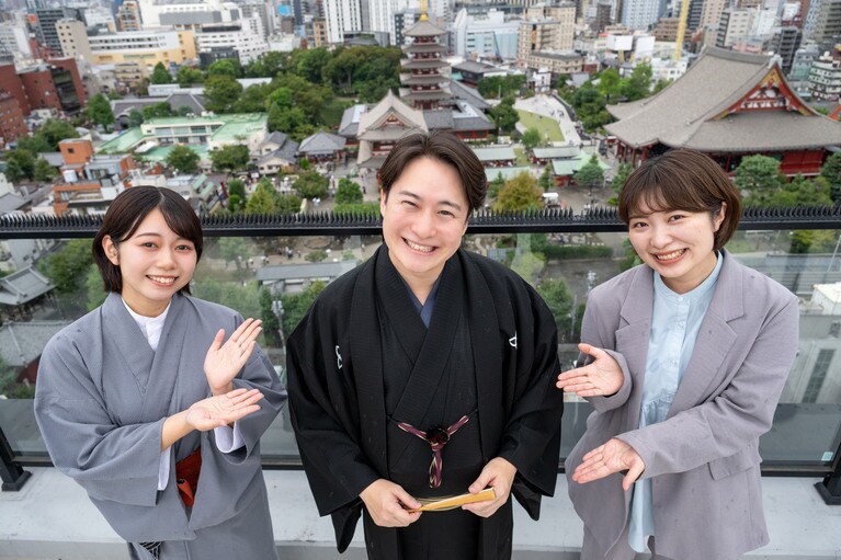 OMOレンジャー(左:香月桃花さん、右:旨山夕稀さん)からの信頼も篤い桂空治さん。