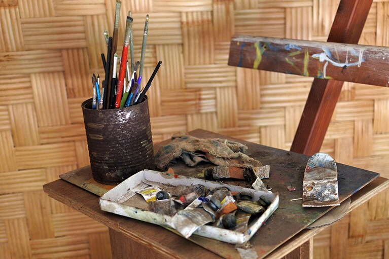 イーゼルや絵具も部屋の一角に置かれています。