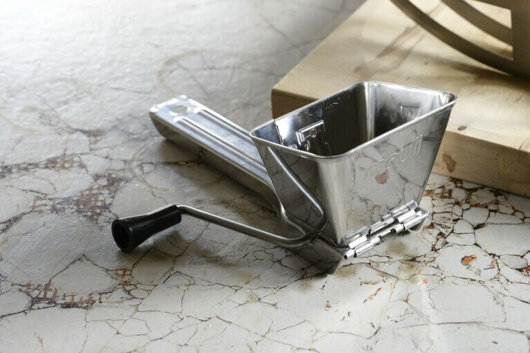 こちらは用途は同じだけれど、ハンドルを回して刃を回転させながら刻むタイプのもの。