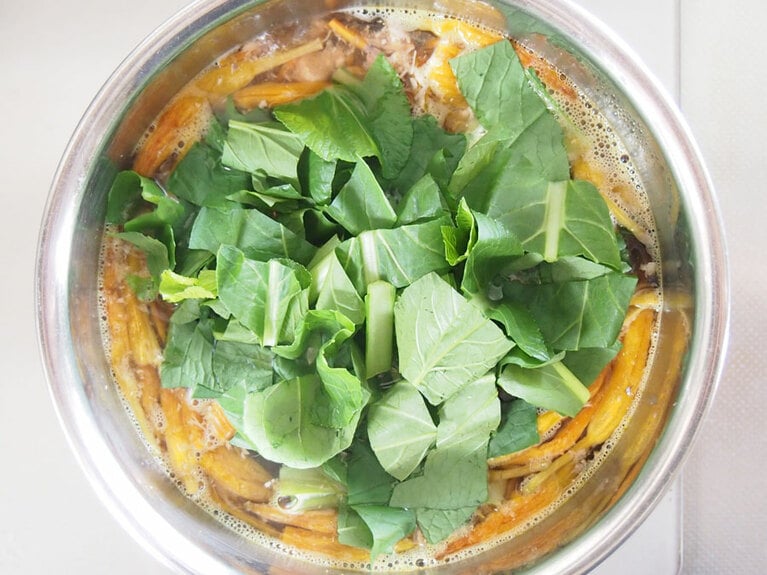 (3) 人参が柔らかくなったら、(1)の小松菜を入れて煮ます。