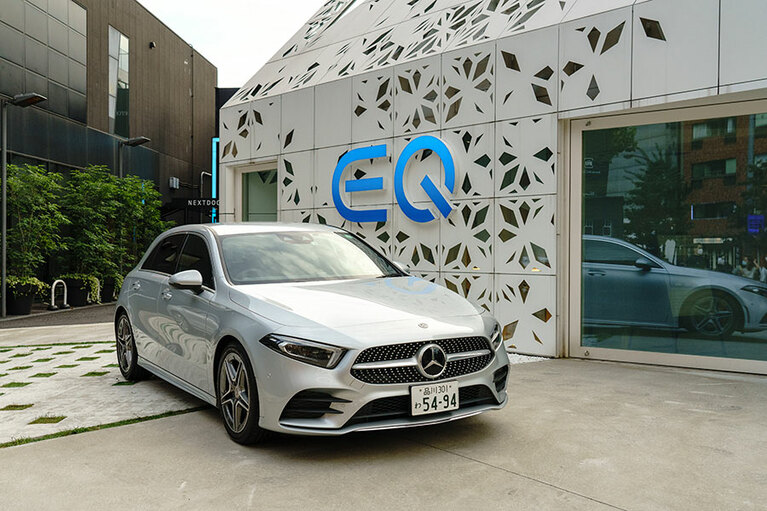 EQは”Electric Intelligence”を意味する。「リビングとモビリティを繋ぐ」をコンセプトにメルセデスと竹中工務店によって手がけられた未来の住宅「EQ House」で車を借りて、出発です。