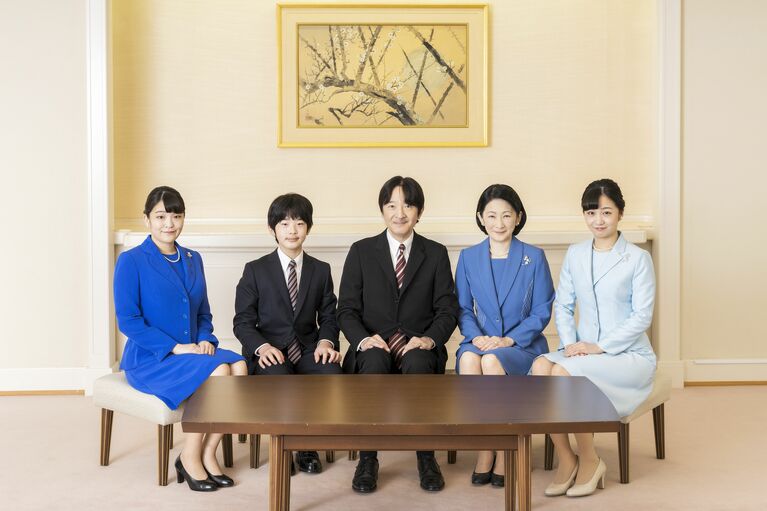 新年をお迎えになった秋篠宮ご一家　宮内庁提供