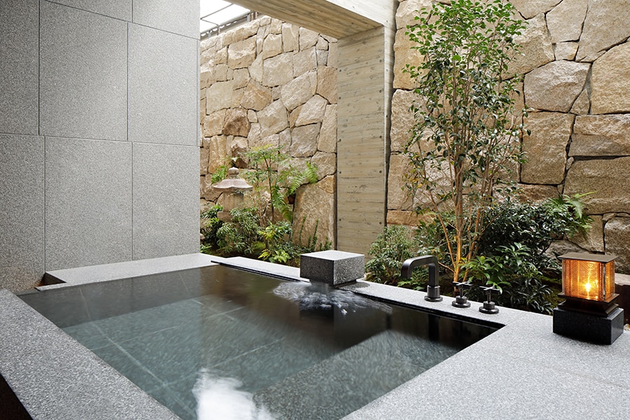 HOTEL THE MITSUI KYOTO［京都／京都二条温泉］ONSENスイート客室露天風呂。