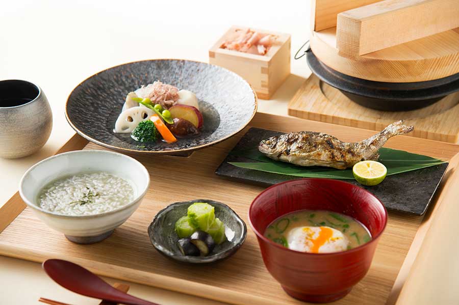 粗食を基本とした「褻(ケ)の朝食」1,800円も。お粥はオリジナルの「SORANO米」を使用。味噌も自家製だ。