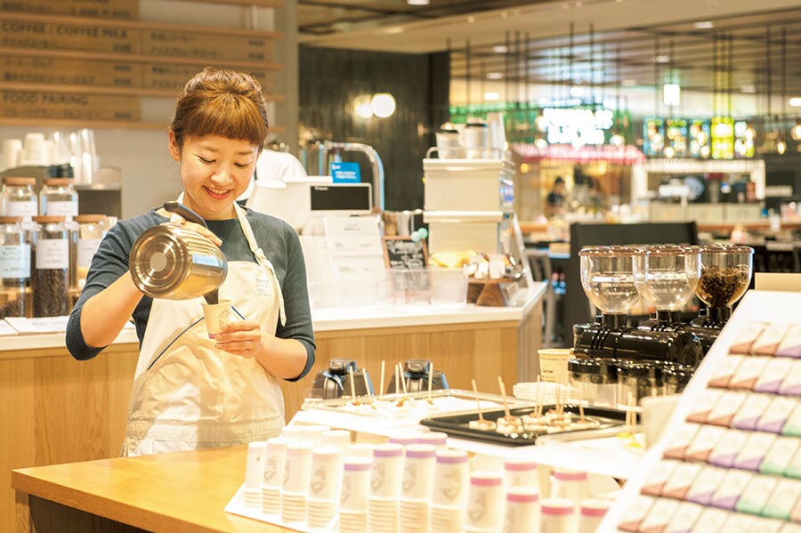 横浜のCOFFEE STYLE UCCでは、店内中央のアイランドカウンターで、毎日11～18時の間、3種類のフードとコーヒーのペアリングを体験できるほか、季節のフードとのペアリングも提案。