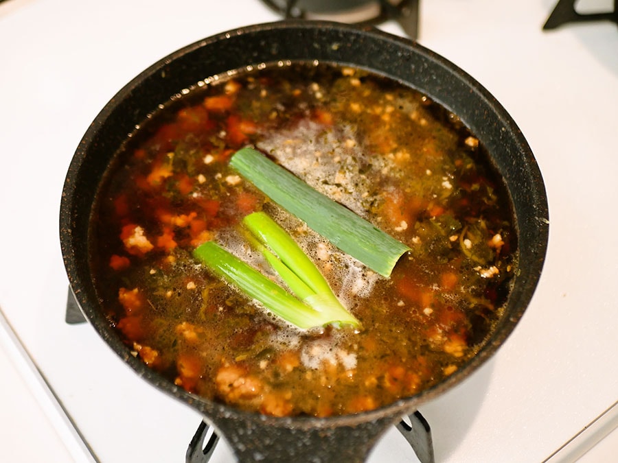 高菜漬け、水、醤油、酒、鶏がらスープの素を加え、沸騰させる。