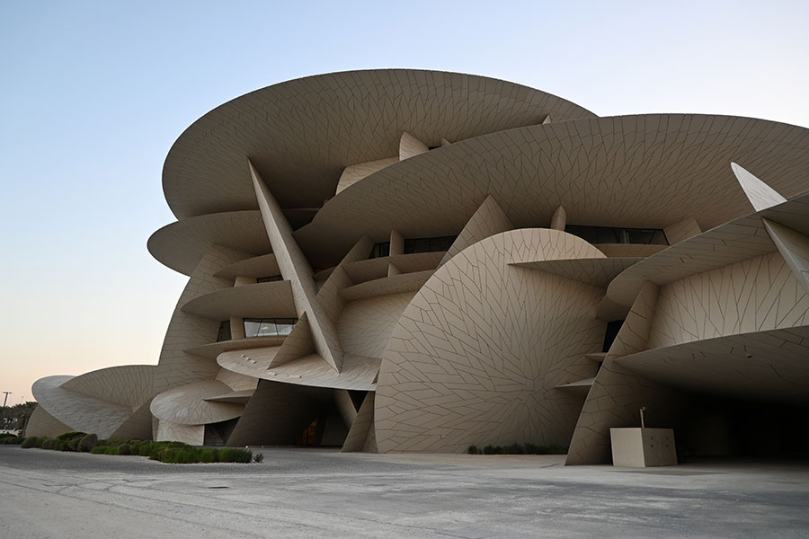 “砂漠のバラ”をモチーフにした、砂漠の国ならではの建築。ドーハにはインパクト大な個性的な建築が街のあちこちに。