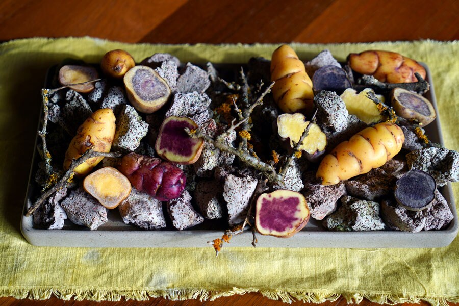 在来種の芋類を粘土で包み蒸し焼きにする、アンデス先住民の食文化に倣った一品。©Shifumi Eto