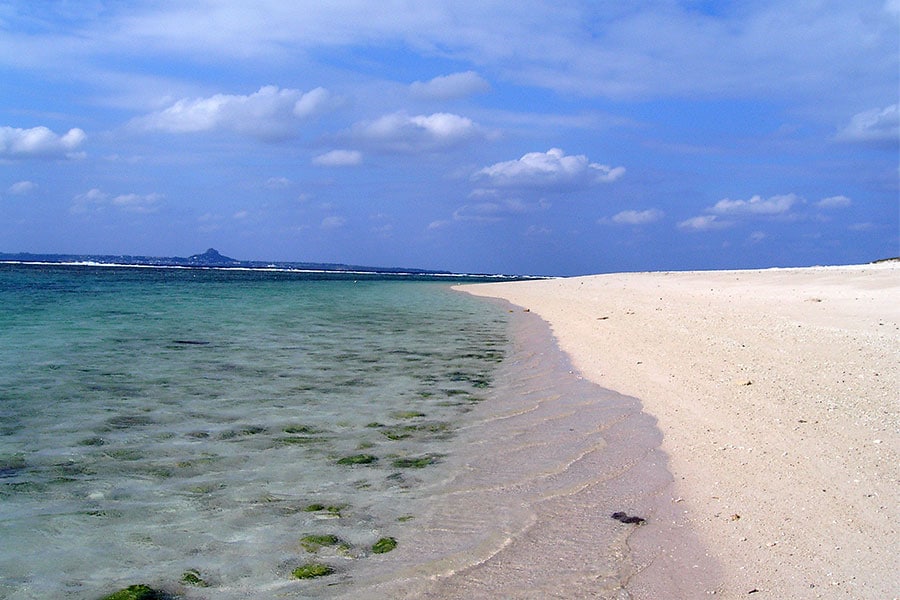 透明度の高さといい、砂浜の美しさといい、沖縄本島周辺の離島の中でも指折りの美ビーチ。