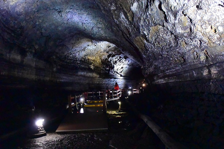 溶岩の地下通路、万丈窟。第2入口の約1キロ部分が一般に公開されています。