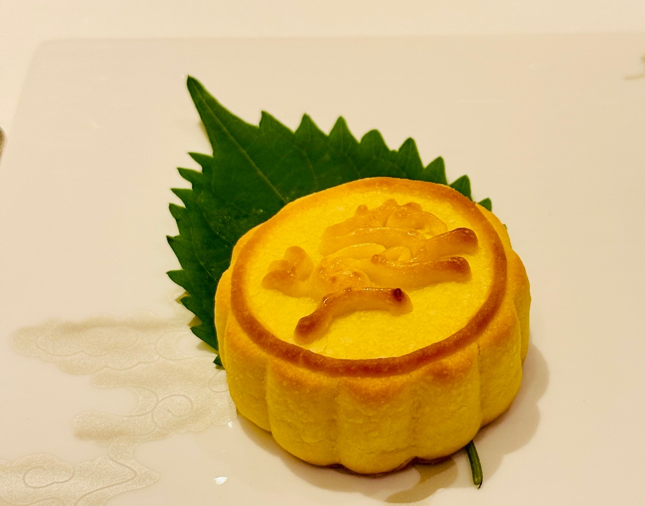 香港では秋の節句「中秋節」に食べる習慣がある月餅(エッグ・カスタード)。地下1階「ザ・ペニンシュラ ブティック&カフェ」でお土産用に購入OK。