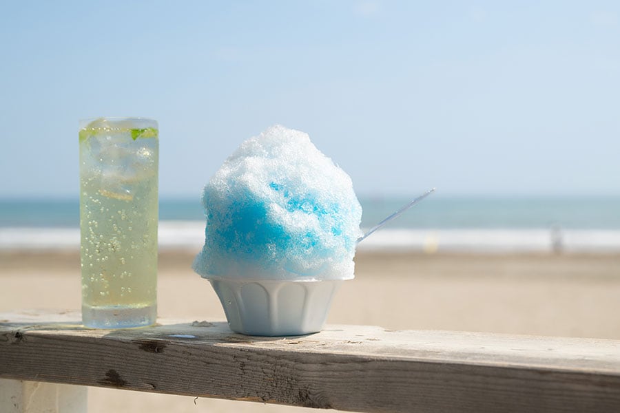 ふわふわかき氷のブルーハワイ（550円）とモヒート（600円）の組み合わせ、おいしかった！