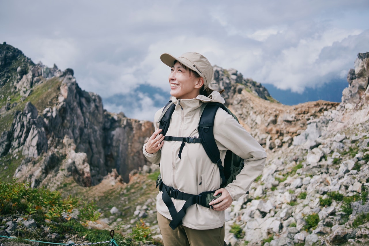 活火山である焼岳は今なお噴煙をたなびかせている。地球が生きていることを感じる場所だ。W タイムトゥトレイル™オムニヒート™パンツ 13,200円、Wライトキャニオン™ミッド Wt ソフトシェルジャケット 16,500円、ワイルドウッド™30Lバックパック 15,400円、イエロードッグ マウンテン™キャップ 5,390円。全て コロンビア／コロンビアスポーツウェアジャパン