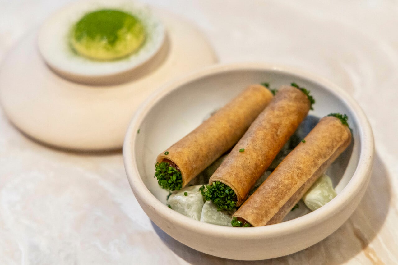 まぐろのペーストをカリカリの皮と一緒に食べるセニア名物のスナック、「シガー」(8ドル)。左奥はマヨネーズ、上にのってるのはモリンガのパウダー。撮影/Akira Kumagai