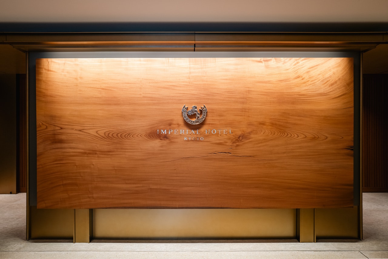 館内に入った客を出迎えてくれるのは、威風堂々とした一枚板のロゴ看板。