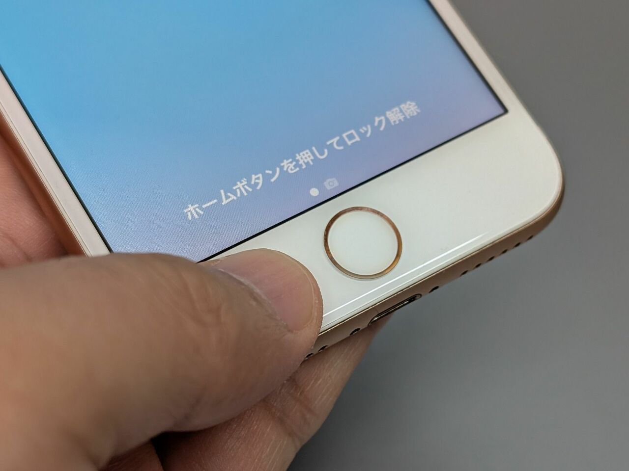 かつてのiPhoneではおなじみだったTouch ID。指紋認証の使い勝手のよさはいまなお支持する声も少なくありません。ただし手袋をしているとロック解除できないといった指紋認証ならではのマイナスはあります