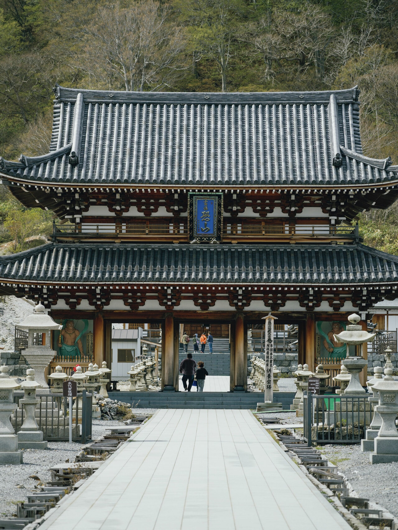 菩提寺の門をくぐると、死後の世界さながらの風景が広がる。この日は風が強いものの清々しい快晴。「恐山は晴れも曇りも似合うんです」と南さん。訪れる人の心象によっても印象が変わる、不思議な場所だ。