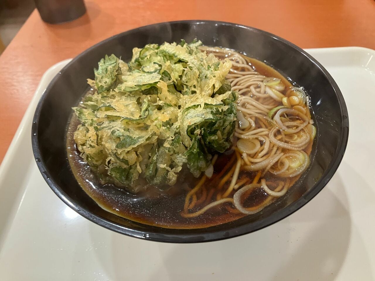  完成した「春菊かき揚げそば」