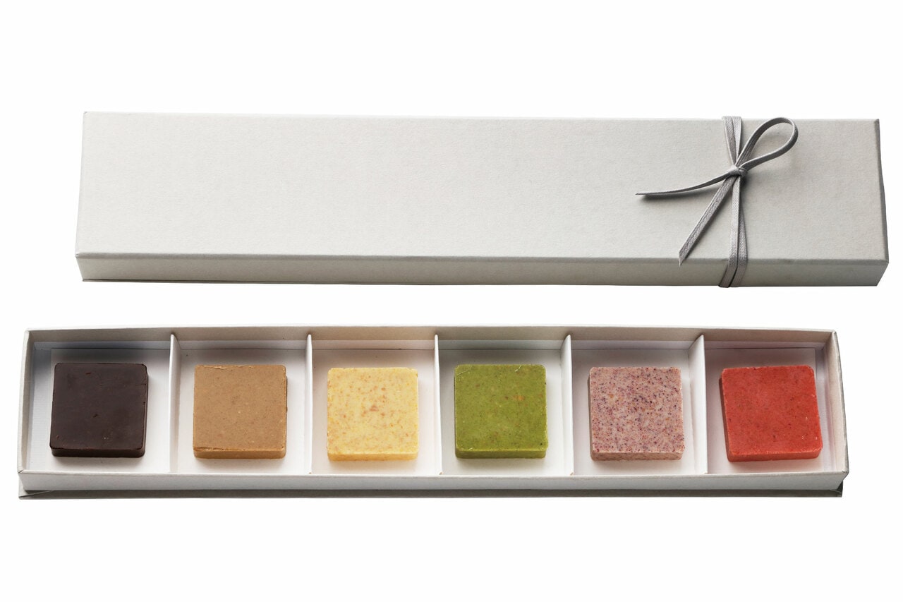 左から「ノワール」「ロイヤルミルクティー」「パッションマンゴー」「抹茶」「フレーズ」「ブルーベリーラベンダー」。プレミアム塩ショコラ 2,700円。