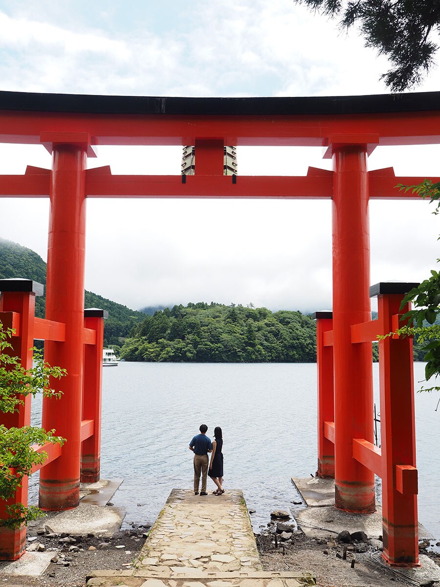 芦ノ湖に映える「平和の鳥居」はインスタ映えするスポットとしてカップルなどに人気。