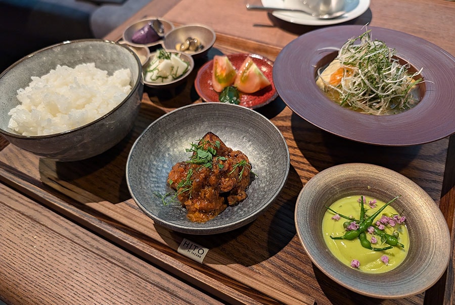 ブレックファーストのビーガン定食。地元の野菜を中心に、メインは揚げ出し豆腐でした。