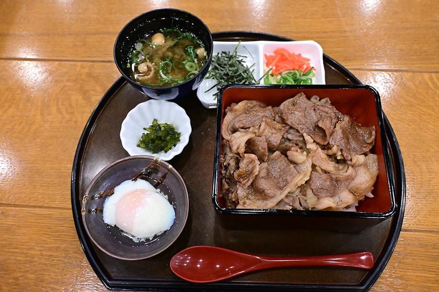 淡路ビーフと淡路島産玉ねぎを両方味わいたい……と牛丼をチョイス！