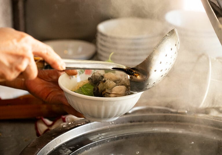 「西園橋下蚵仔湯」の牡蠣スープ