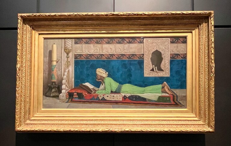 「勉学に励む若きエミール」は、入館チケットにも印刷されている「ルーブル・アブダビ」のアイコン的名画。ヨーロッパの構図と技法で、イスラム美術の装飾が描かれ、オリエンタリズムが表現されている。作者はオスマン帝国時代にイスタンブールで生まれ、パリで法律や絵画を学んだ画家。