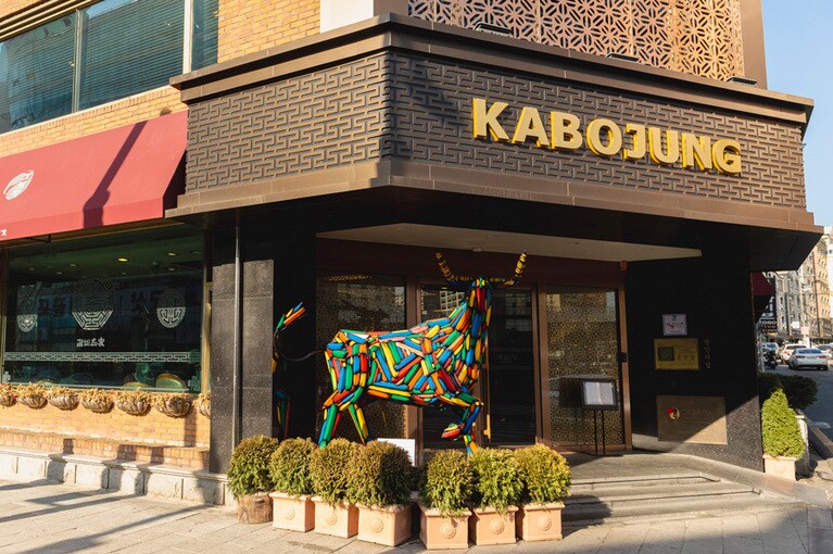 開店と同時にお客さんがいっきに入ってくる人気ぶり。個室もある。