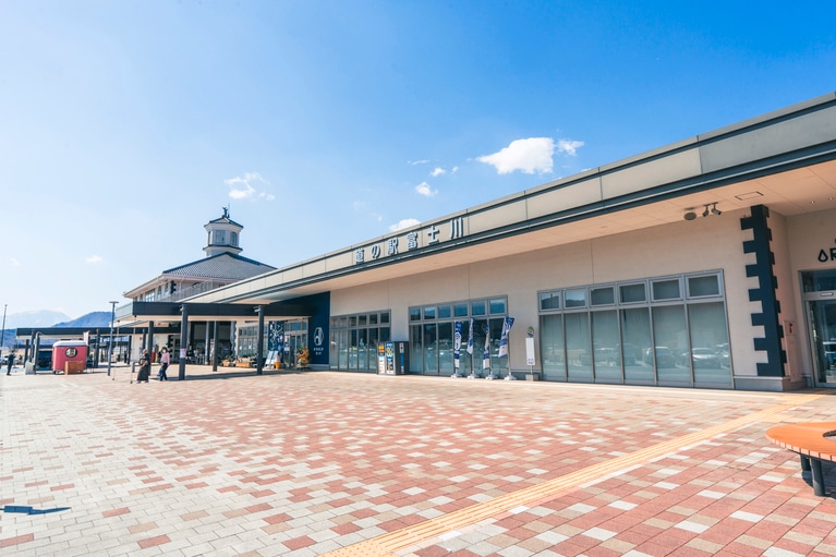道の駅富士川の外観。奥に見えるのが太鼓堂。