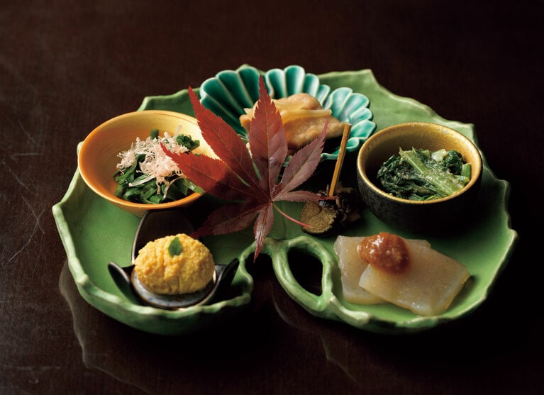 佐渡産サザエや手づくりのこんにゃくなど彩りよく盛られた前菜。