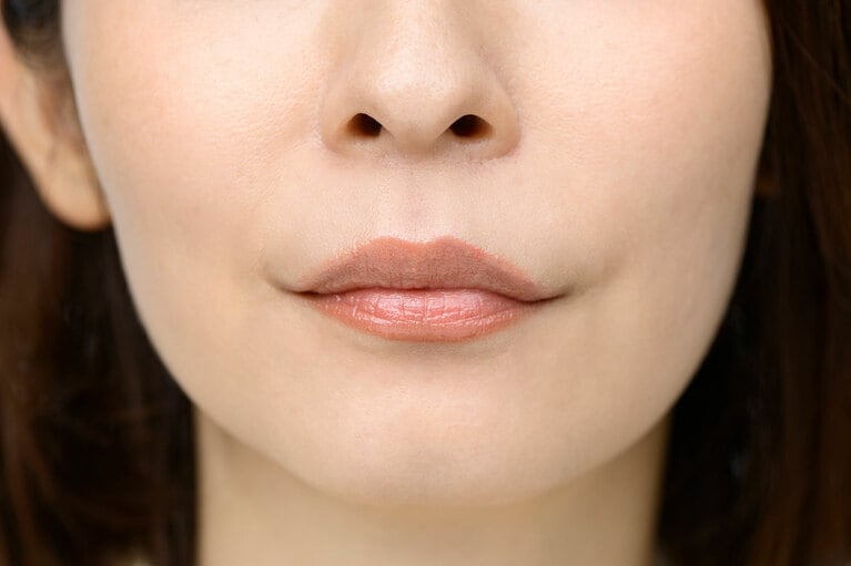 リップライナーで形を補正！ 