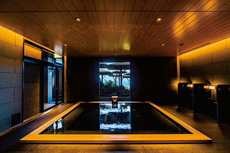 大浴場の内風呂。別府石を配した野趣溢れる露天風呂もある。