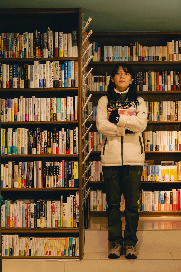 お気に入りの本を手に取る井上さん。